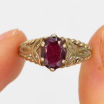 9ct gold garnet single stone ring (2.4g) Size O