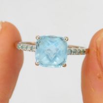 9ct white gold blue topaz single stone ring with blue topaz set shoulders (2.2g) Size O