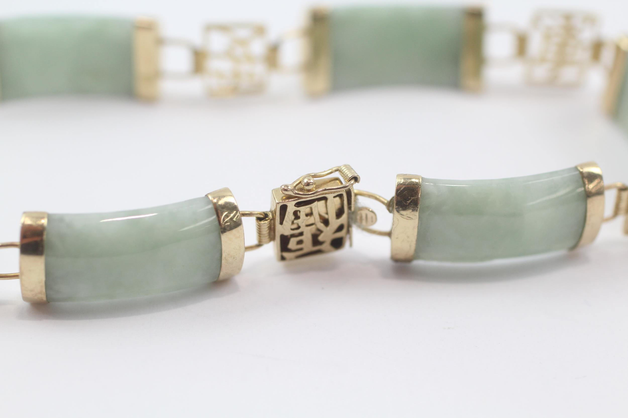 9ct gold jade Oriental style panel bracelet (11g) - Image 2 of 6