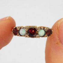 9ct gold antique opal & garnet five stone ring (2.3g) Size L