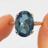 9ct gold blue synthetic spinel single stone ring (3.9g) Size P