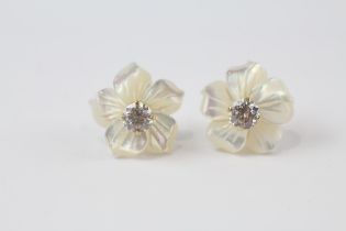 14ct gold vintage mother of pearl floral paired earrings (2.6g)
