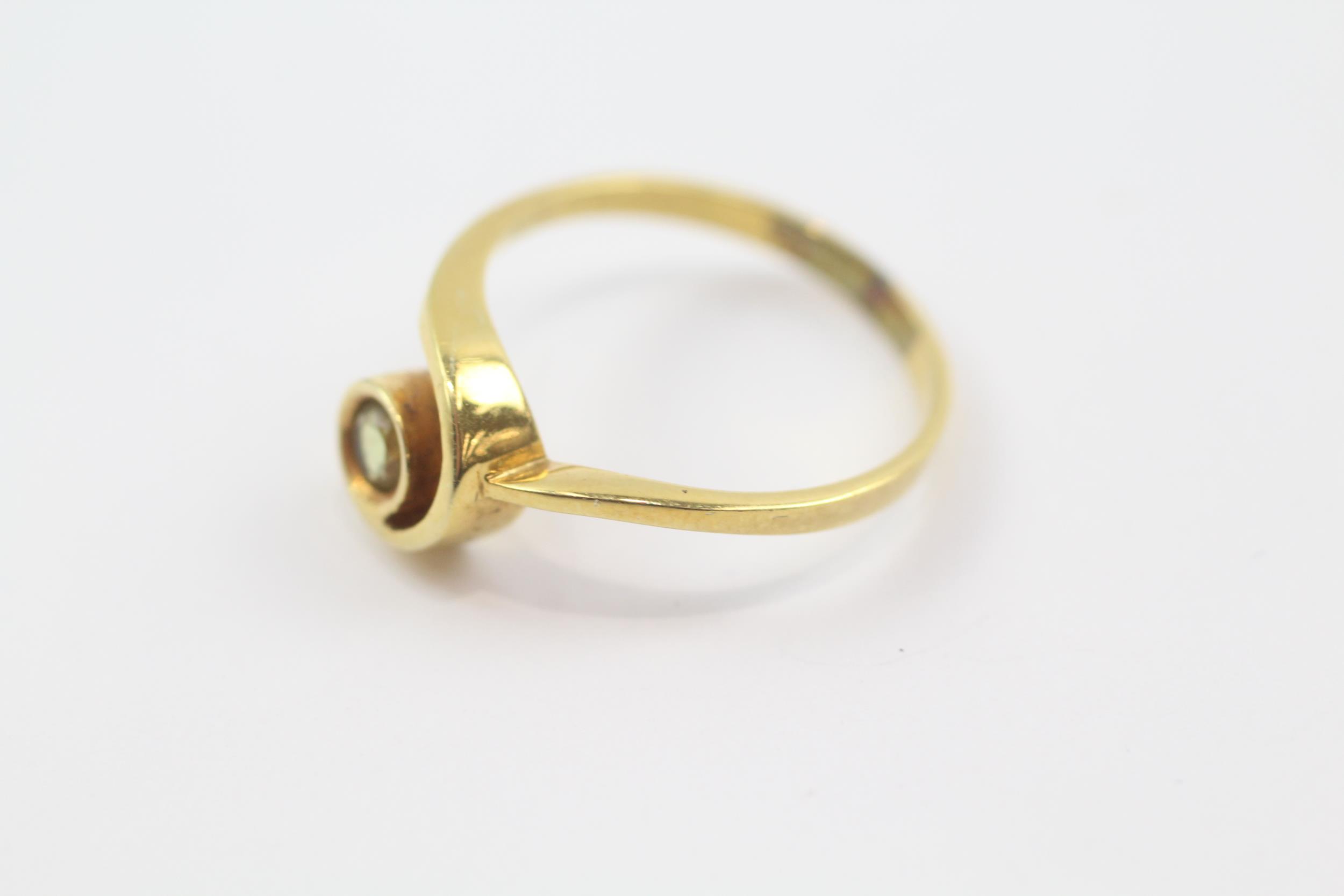 14ct gold peridot bypass dress ring (2.7g) Size O - Image 2 of 4