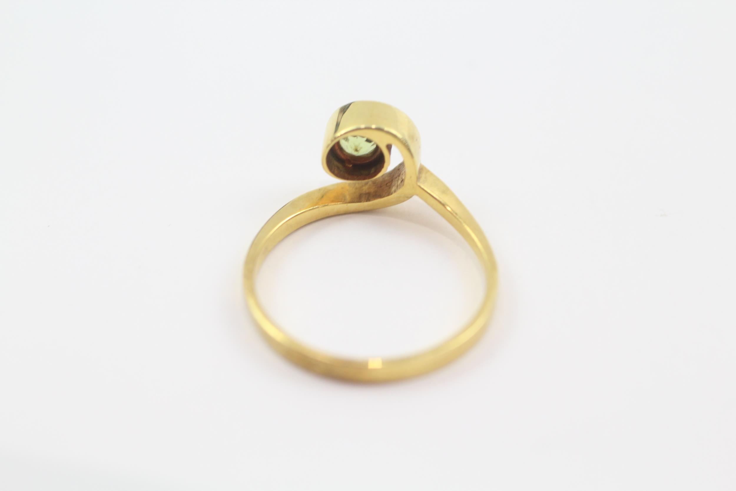 14ct gold peridot bypass dress ring (2.7g) Size O - Image 3 of 4