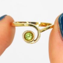 14ct gold peridot bypass dress ring (2.7g) Size O
