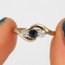 9ct gold antique diamond & sapphire offset trilogy ring (1.8g) Size K