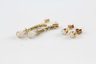2 x 9ct gold white opal earrings (2.8g)