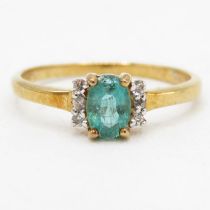 9ct gold green beryl single stone ring with diamond sides (1.6g) Size N