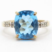 9ct gold blue topaz single stone ring with clear gemstone set shoulders (3.7g) Size N