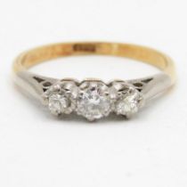 18ct gold round brilliant cut diamond three stone ring (2.6g) Size N
