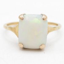 9ct gold white opal single stone ring (2g) Size O