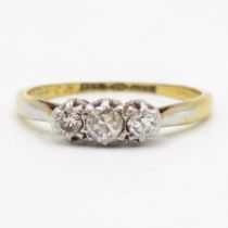 18ct gold round brilliant cut diamond three stone ring (2g) Size K