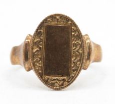 9ct gold antique patterned signet ring (3.1g) Size M