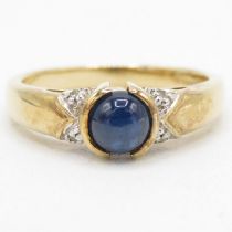 9ct gold round cabochon sapphire single stone ring with diamond sides (3g) Size N