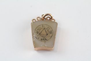 9ct gold masonic quartz pendant (4.9g)