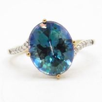9ct gold blue coated topaz single stone ring with diamond set shank (2.7g) Size N 1/2