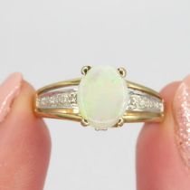 9ct gold opal & diamond solitaire ring (3g) Size S