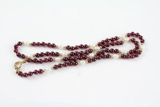 9ct gold garnet & cultured pearl bead necklace (11.9g)