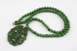 14ct gold clasp & bail nephrite single strand necklace with a carved pendant (84.1g)