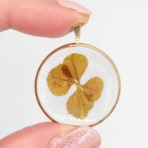 9ct gold glass leaf pendant (2.7g)