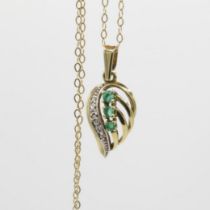 9ct gold diamond & emerald pendant necklace (1.8g)