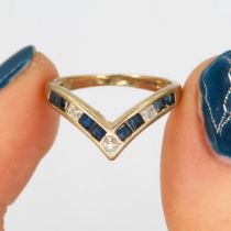 9ct gold diamond & sapphire chevron ring (1.9g) Size J