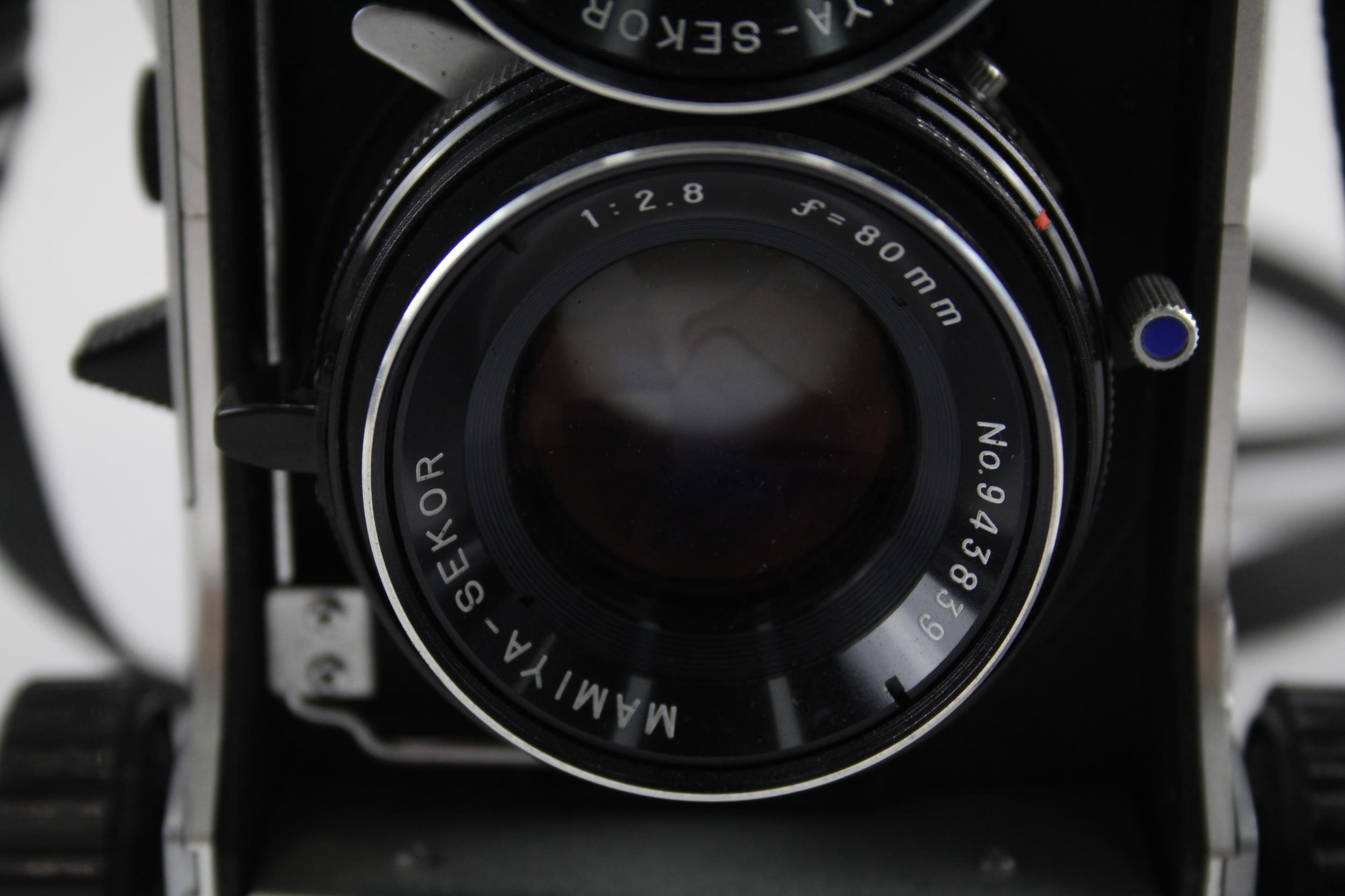 Mamiya C220 Professional Medium Format TWIN LENS CAMERA w/ 80mm Lenses WORKING // Mamiya C220 - Image 3 of 5
