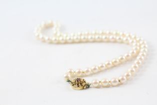 9ct gold garnet clasp cultured pearl single strand necklace (24g)