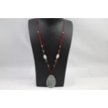 Oriental necklace with carved Jade pendant (33g)