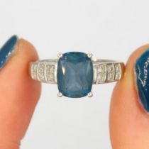 9ct gold blue topaz & diamond solitaire ring (3.1g) Size N+1/2
