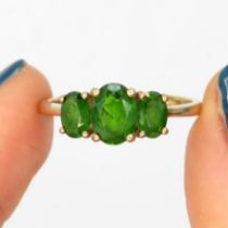 9ct gold chrome diopside three stone ring (2.4g) Size U
