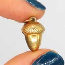 9ct gold acorn charm (0.7g)