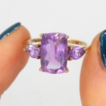 9ct gold amethyst three stone ring (2.8g) Size S