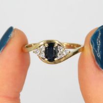 14ct gold diamond & sapphire trefoil ring (2.2g) Size R
