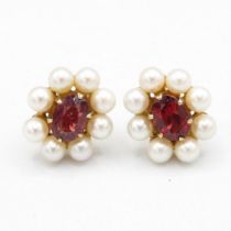 9ct gold garnet & cultured pearl stud earrings (4.1g)