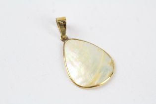 16ct gold mother of pearl pendant (1.2g)