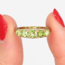 9ct gold vintage peridot five stone ring (1.7g) Size M