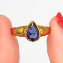 9ct gold blue pear cut iolite solitaire ring (3.4g) Size N