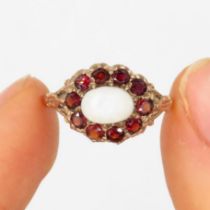 9ct gold garnet & opal oval cluster ring (2.4g) Size M