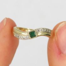 9ct gold emerald & diamond ring (2.1g) Size J
