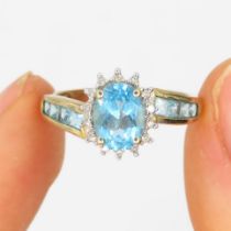 9ct gold blue topaz & diamond cluster ring (2.9g) Size P