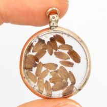 9ct gold antique round locket pendant with seeds inside (4g)