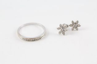 2x 9ct gold diamond cluster earrings & half eternity ring (2g) Size M