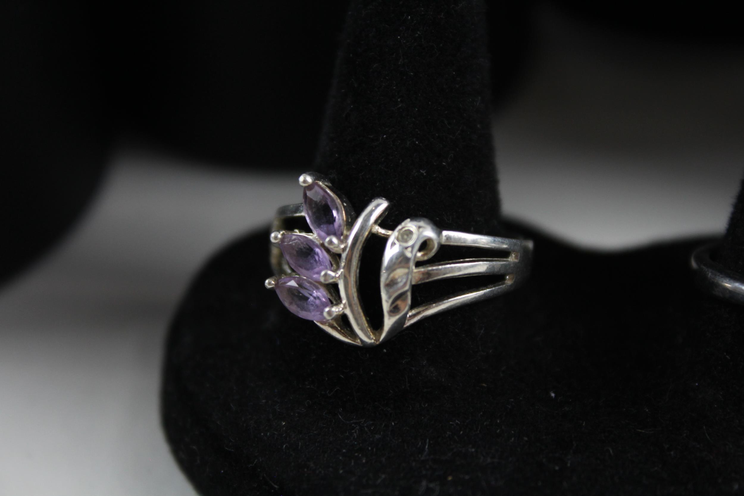 A collection of silver gemstone rings including Amethyst (23g) - Image 8 of 9