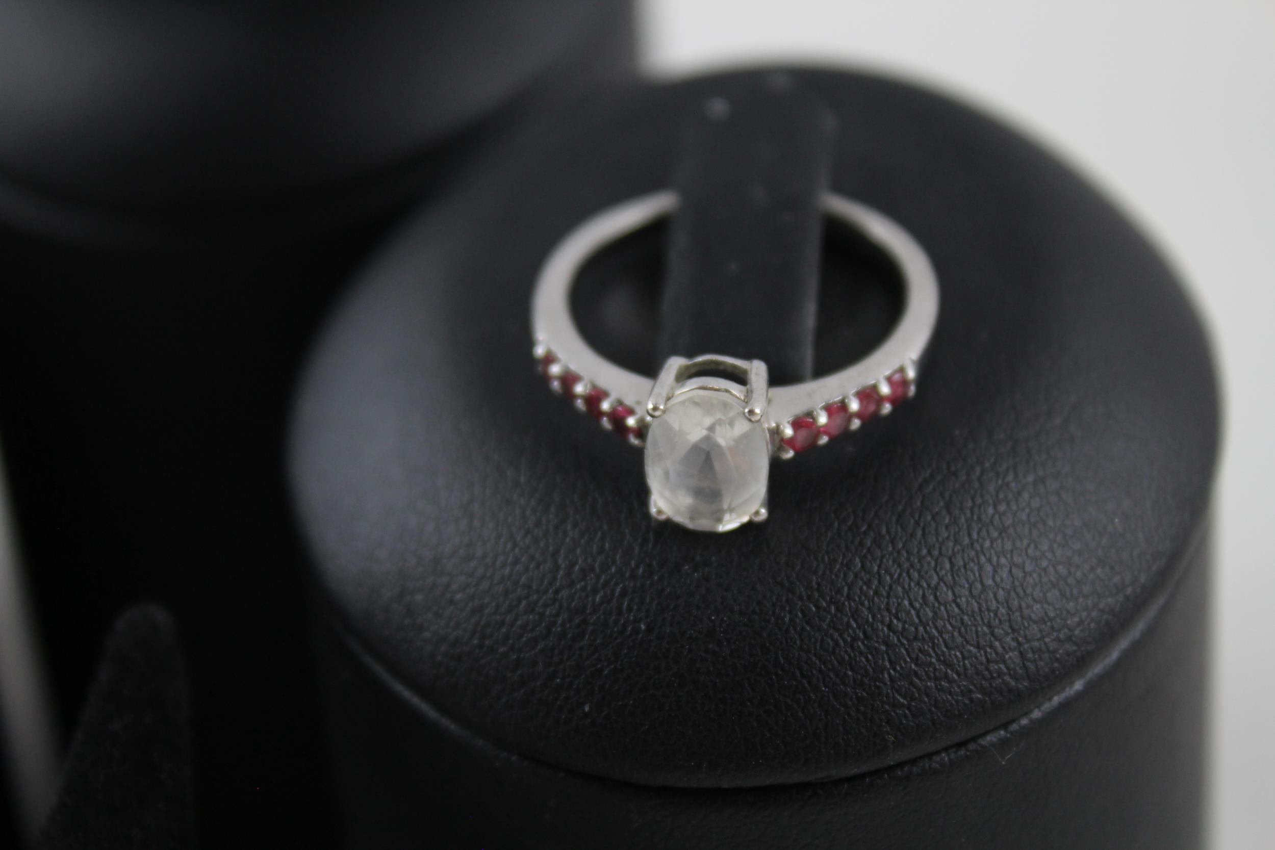 A collection of silver gemstone rings including Amethyst (23g) - Image 6 of 9