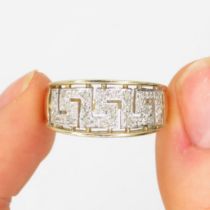 9ct gold diamond ring (3g) Size O