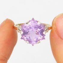 9ct gold fancy cut amethyst single stone ring with white gemstone set shoulders (3.7g) Size S