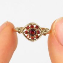 9ct gold garnet floral cluster ring (1.4g) Size M