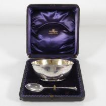 Silver bowl with spoon in fitted case London 1895 HM silver 309g total silver weight //