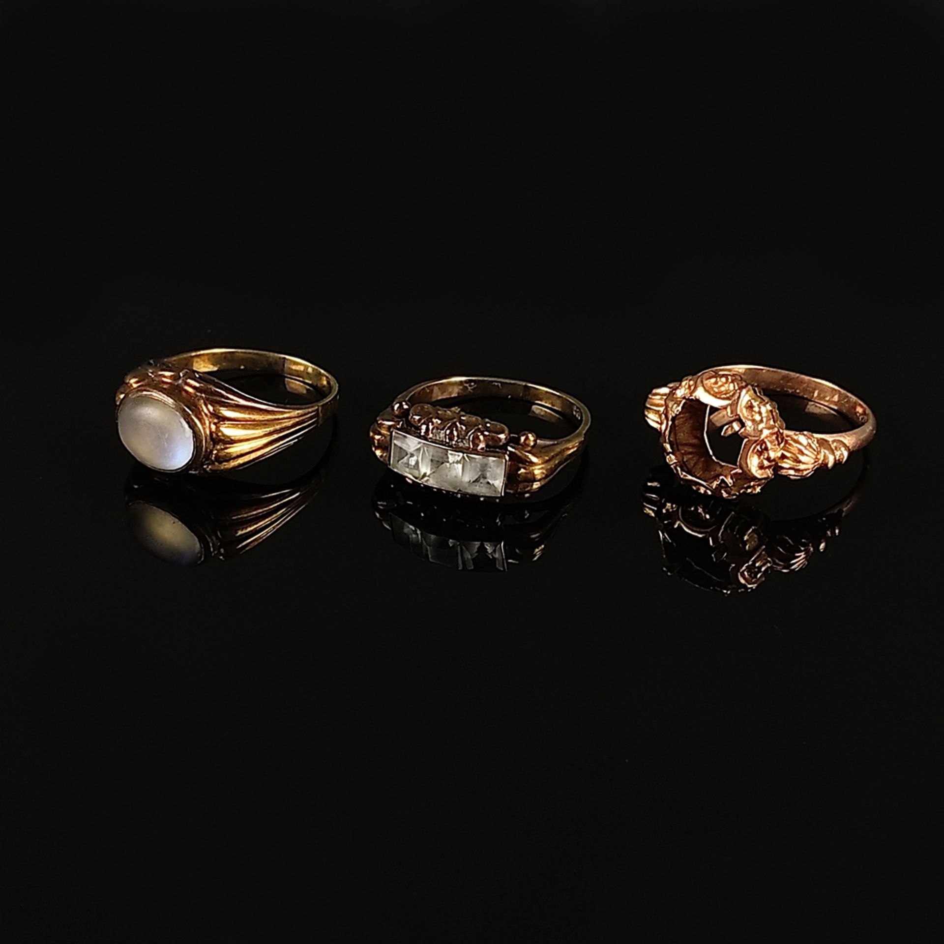 3 rings, 585/14K (7.25g) and 750/18K (2.82g) yellow gold, all hallmarked, probably early 20th centu